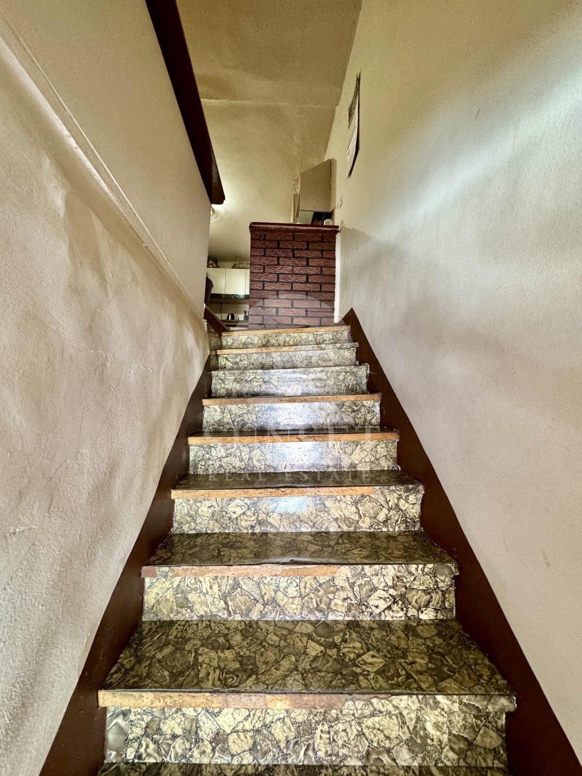 HIŠA V NIZU V CENTRU BUJ