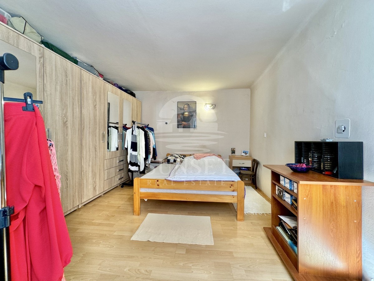 HIŠA V NIZU V CENTRU BUJ