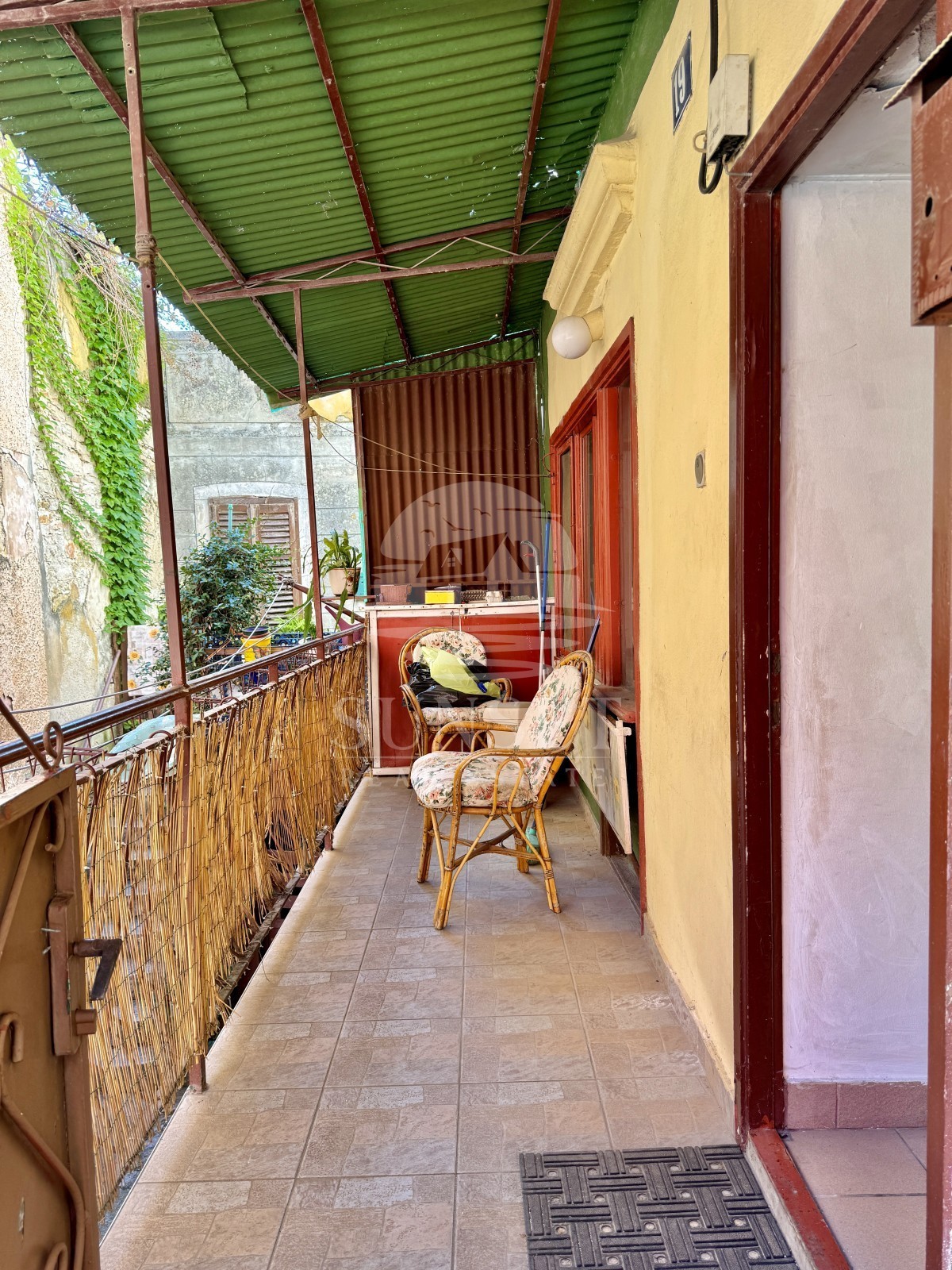 HIŠA V NIZU V CENTRU BUJ