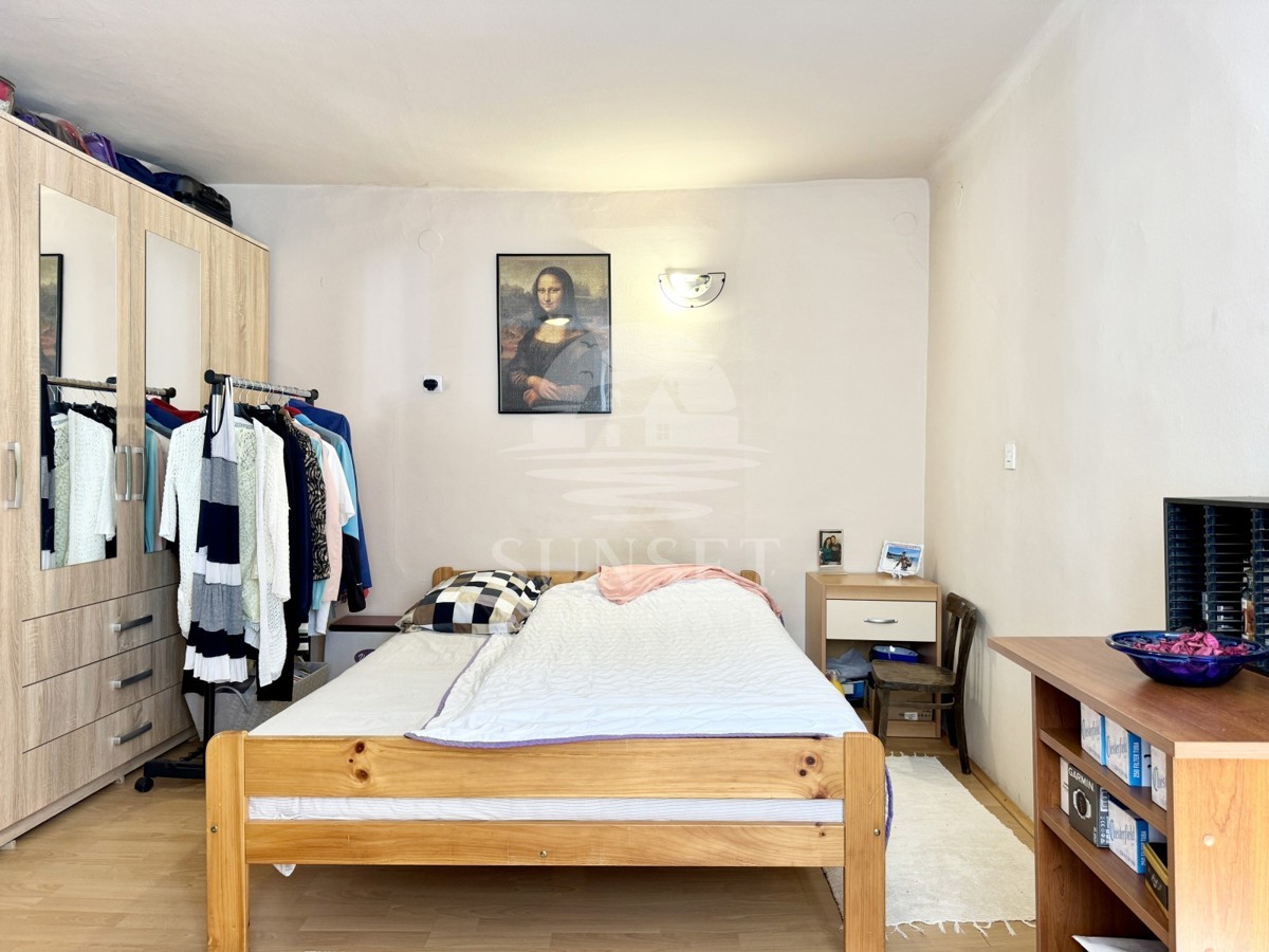 HIŠA V NIZU V CENTRU BUJ