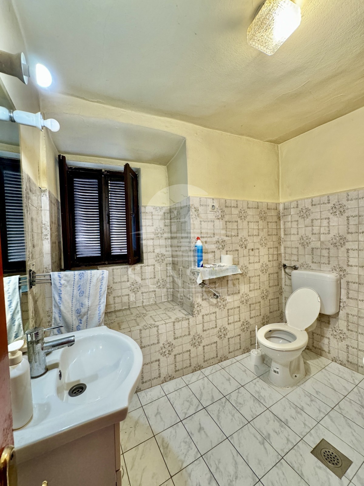 HIŠA V NIZU V CENTRU BUJ