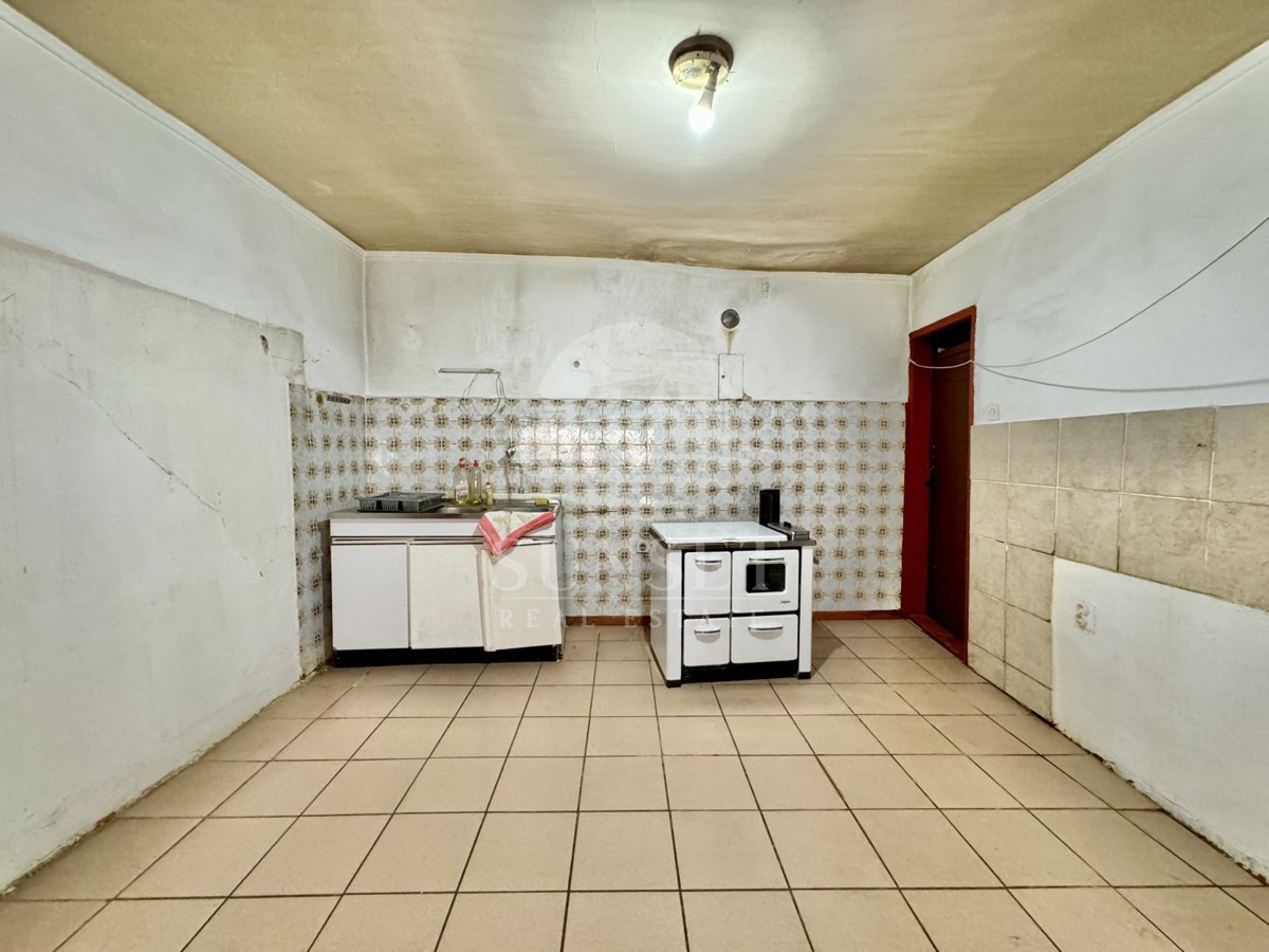 HIŠA V NIZU V CENTRU BUJ