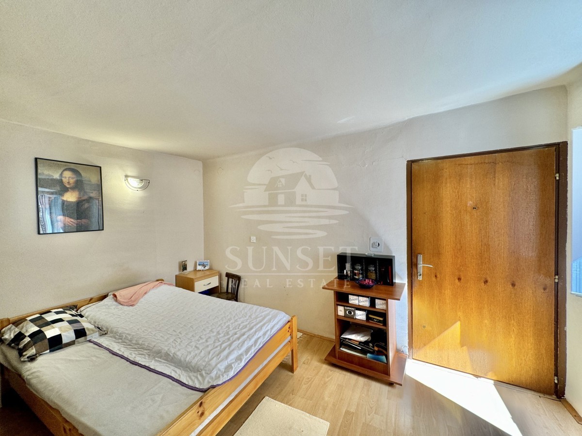 HIŠA V NIZU V CENTRU BUJ