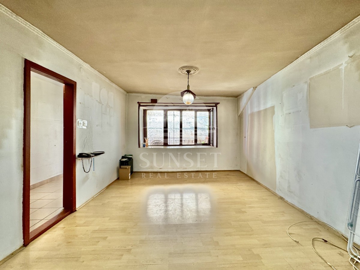 HIŠA V NIZU V CENTRU BUJ