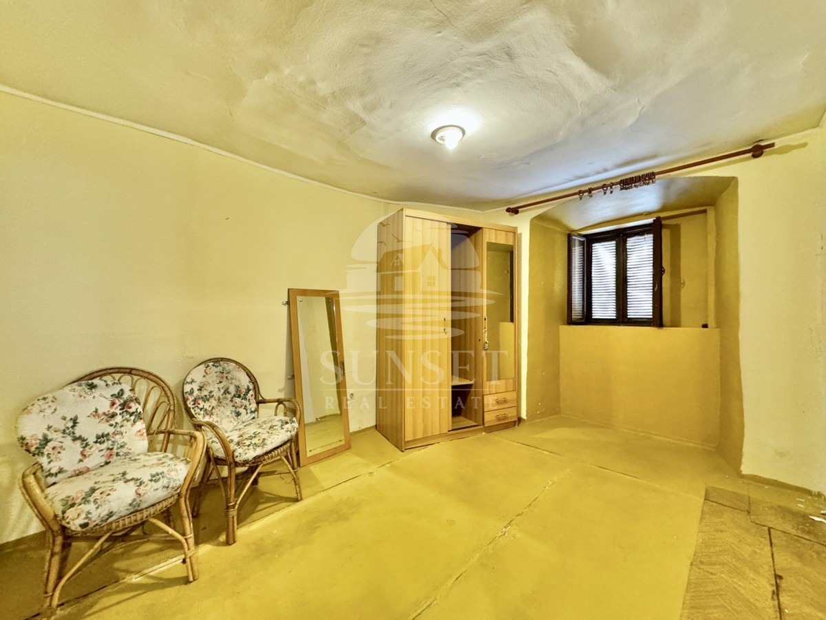 HIŠA V NIZU V CENTRU BUJ