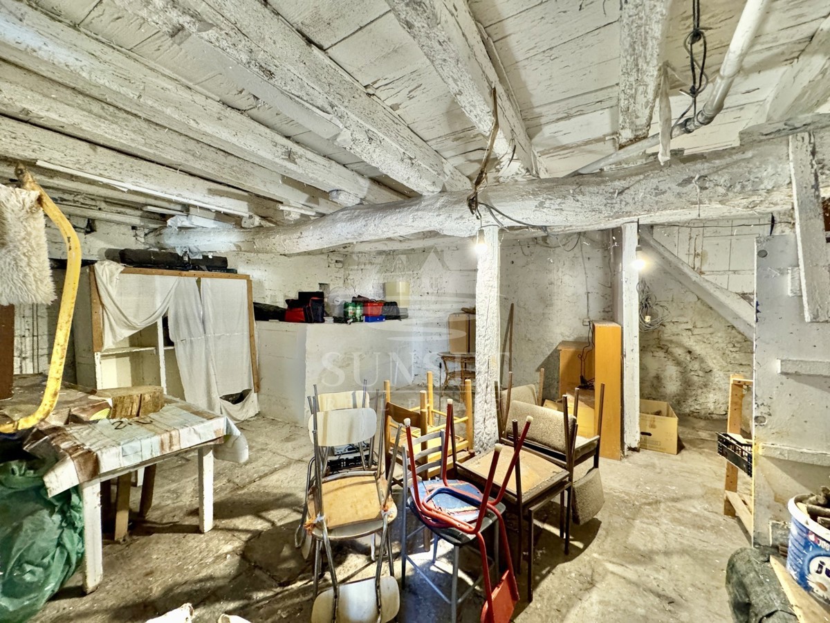 HIŠA V NIZU V CENTRU BUJ