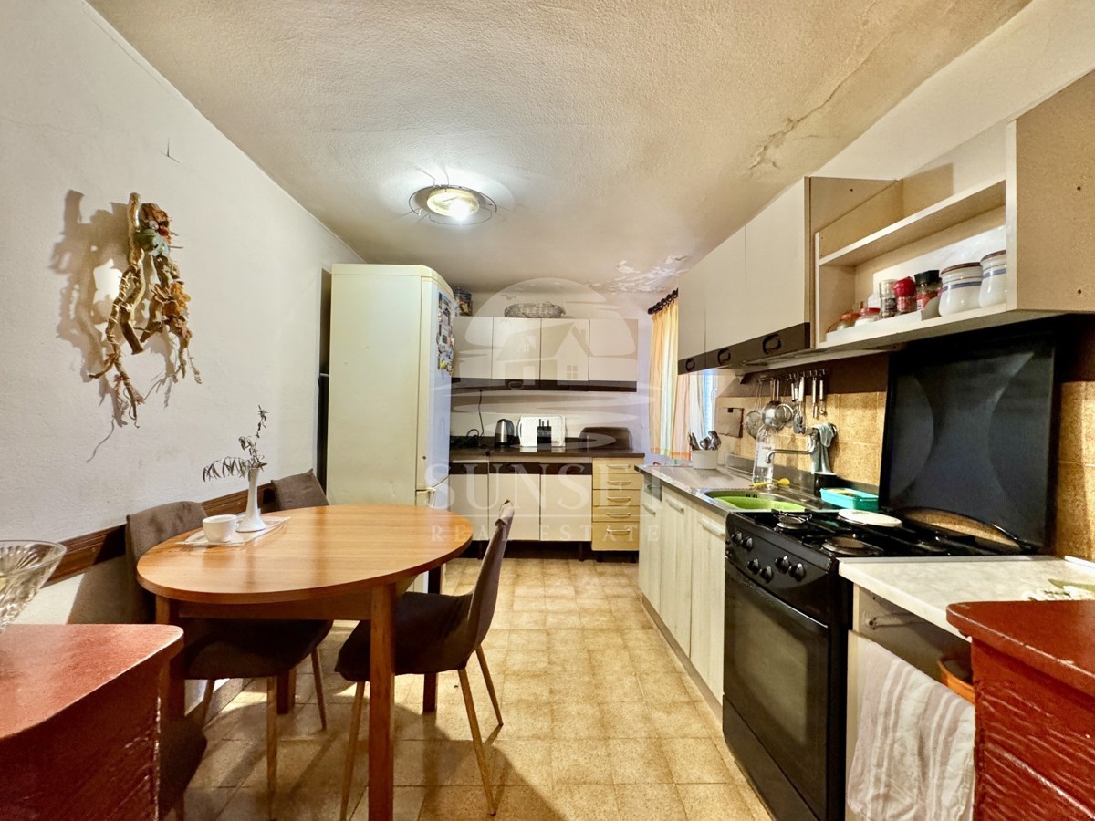 HIŠA V NIZU V CENTRU BUJ