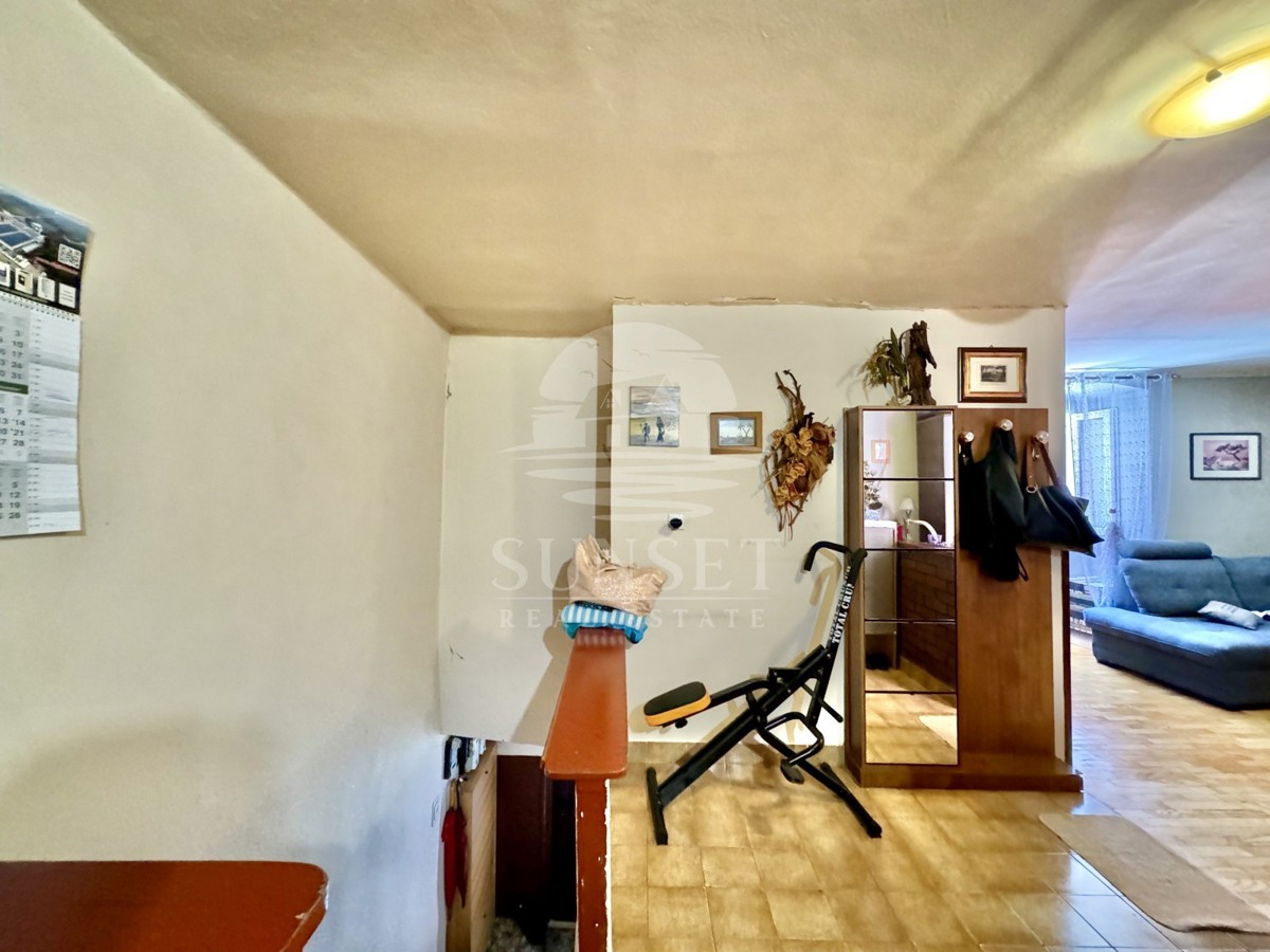 HIŠA V NIZU V CENTRU BUJ