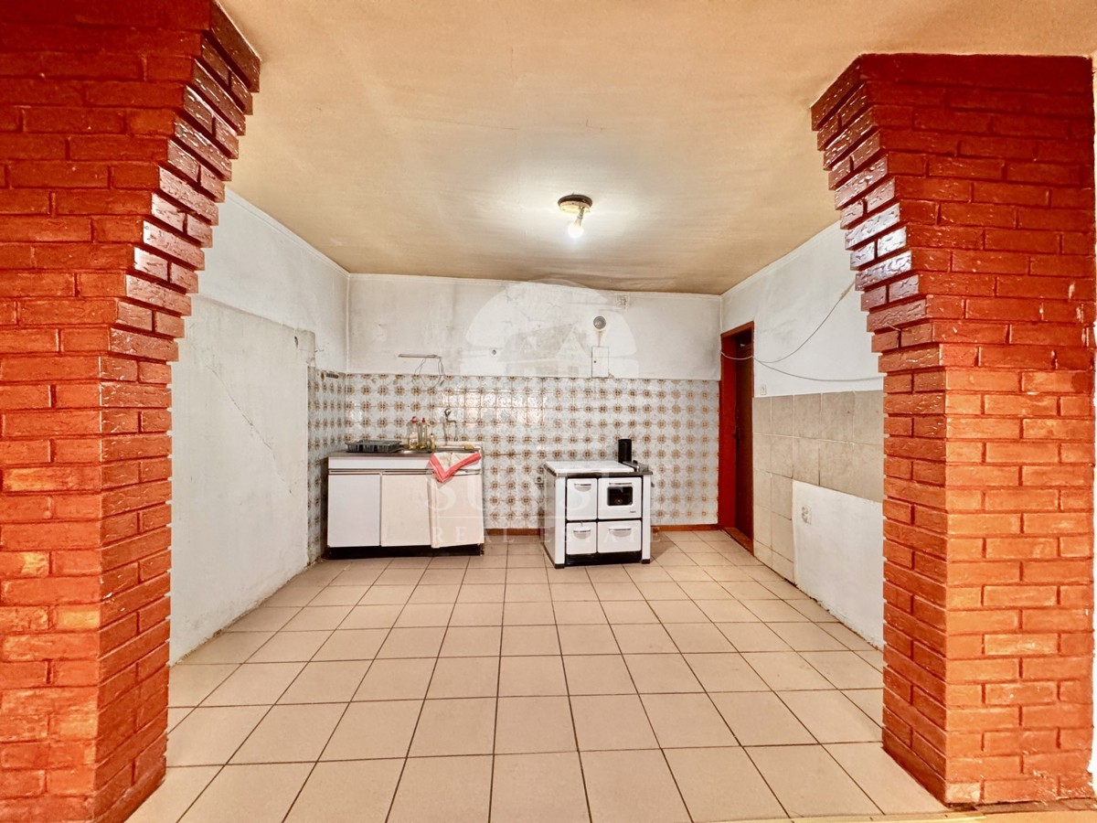 HIŠA V NIZU V CENTRU BUJ