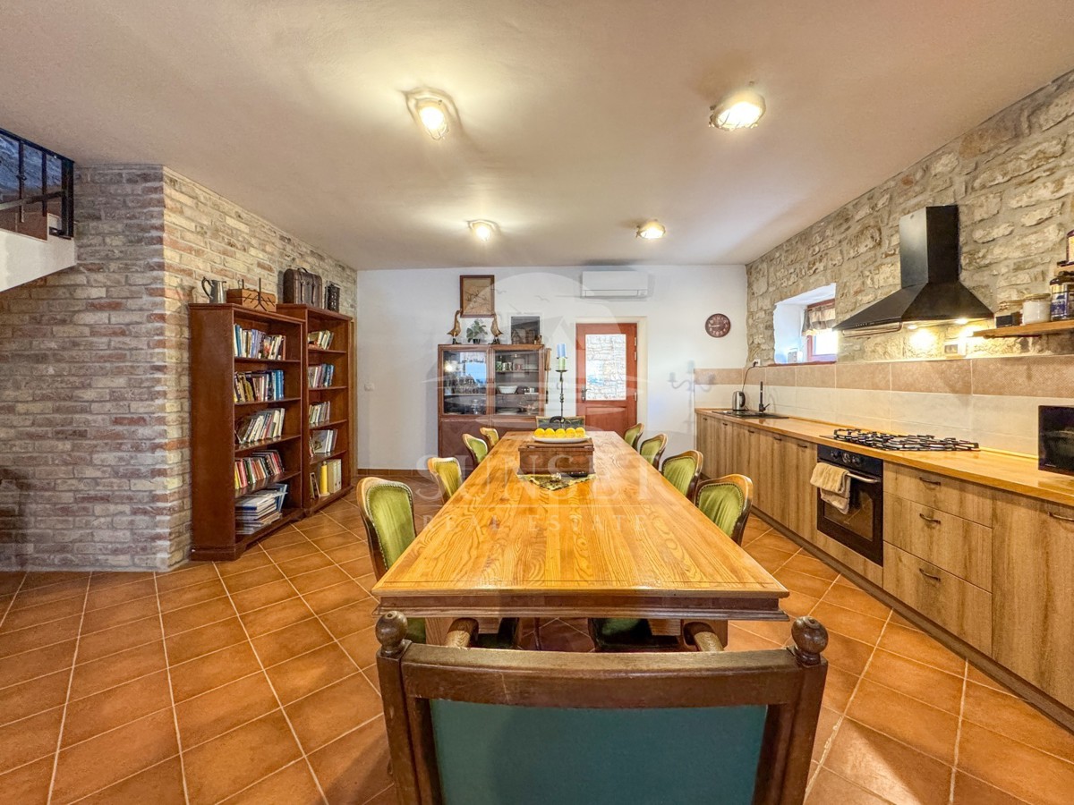 ISTRA, BUJE – KVALITETNO OBNOVLJENA TRADICIONALNA ISTRSKA HIŠA