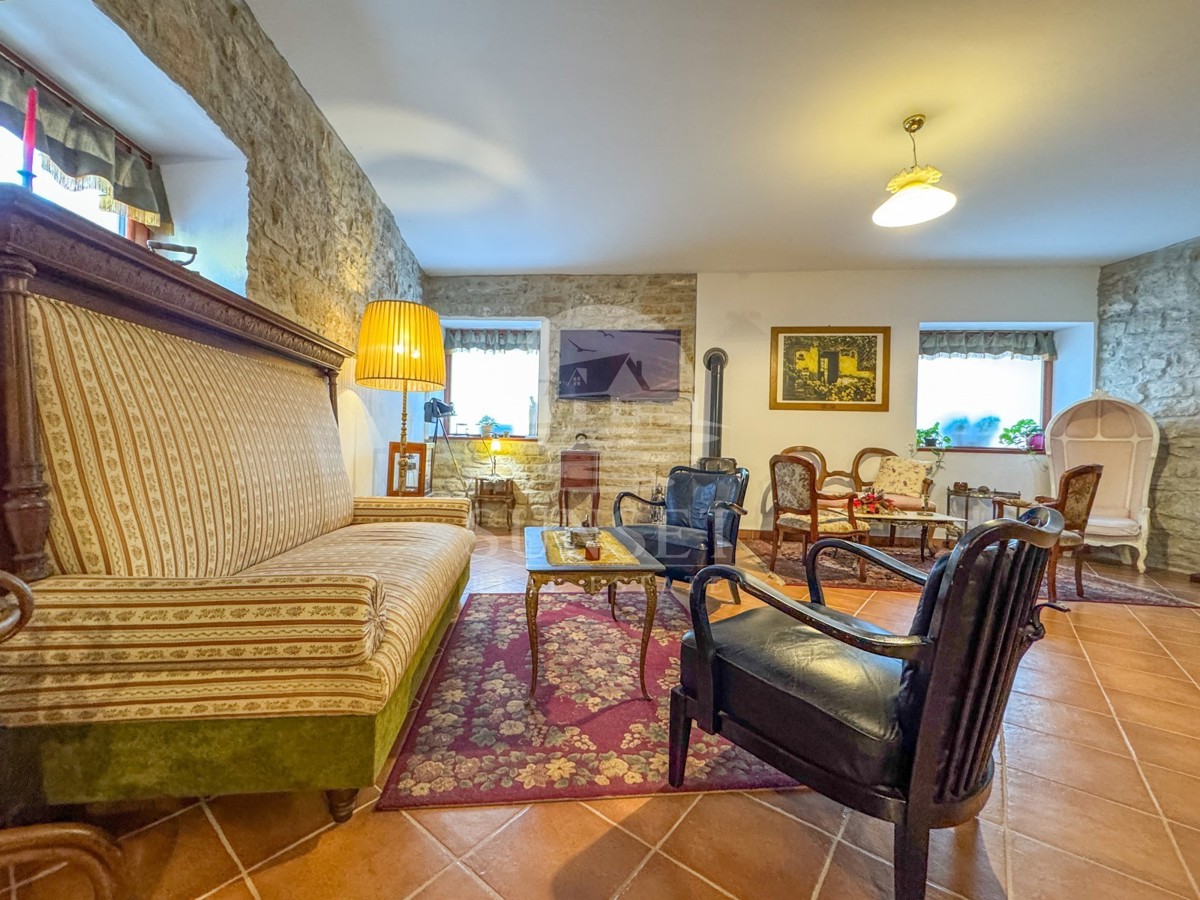 ISTRA, BUJE – KVALITETNO OBNOVLJENA TRADICIONALNA ISTRSKA HIŠA