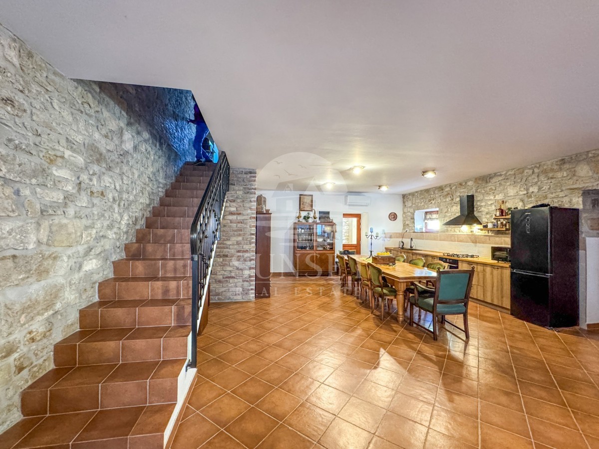 ISTRA, BUJE – KVALITETNO OBNOVLJENA TRADICIONALNA ISTRSKA HIŠA