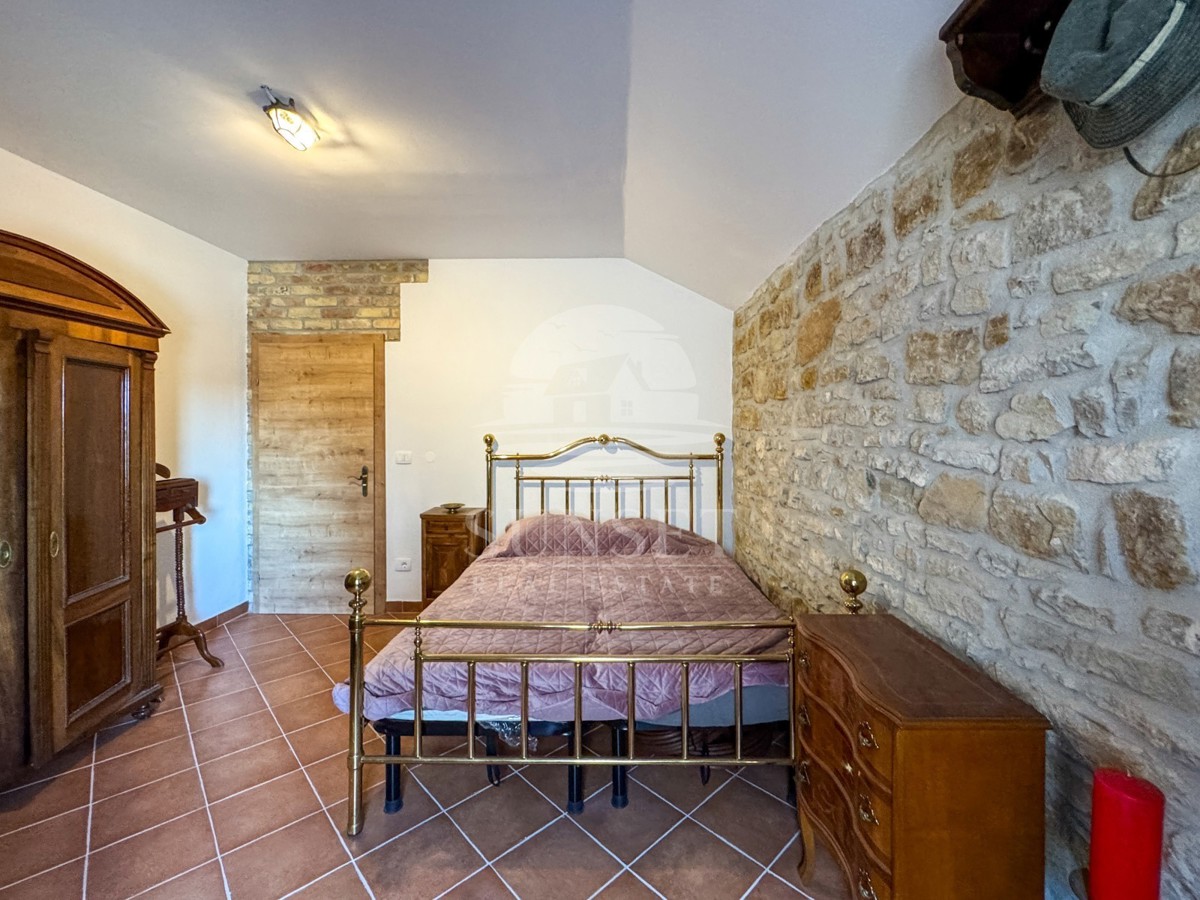 ISTRA, BUJE – KVALITETNO OBNOVLJENA TRADICIONALNA ISTRSKA HIŠA