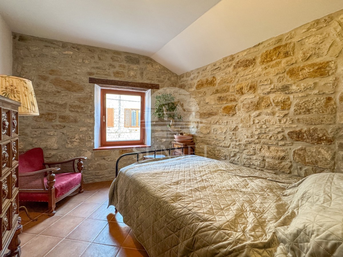 ISTRA, BUJE – KVALITETNO OBNOVLJENA TRADICIONALNA ISTRSKA HIŠA