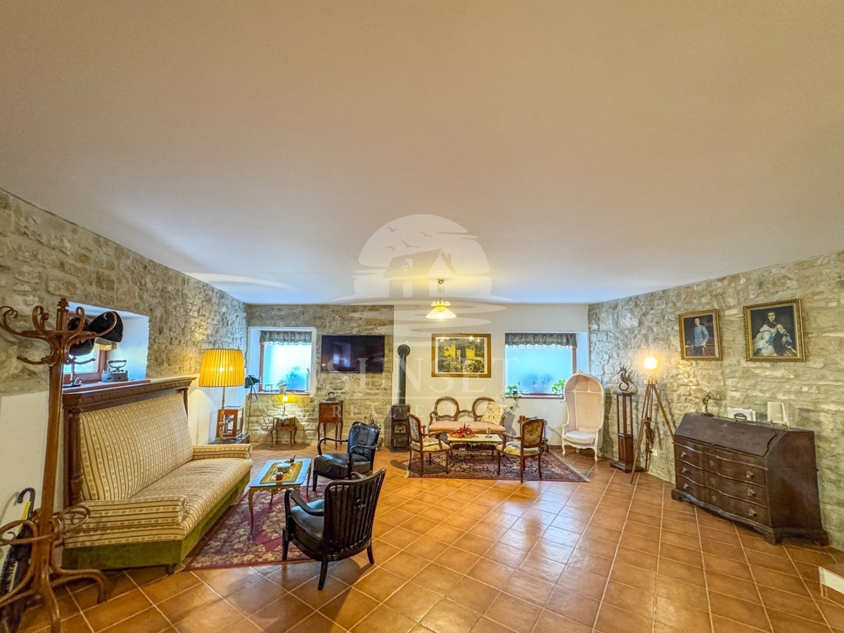 ISTRA, BUJE – KVALITETNO OBNOVLJENA TRADICIONALNA ISTRSKA HIŠA