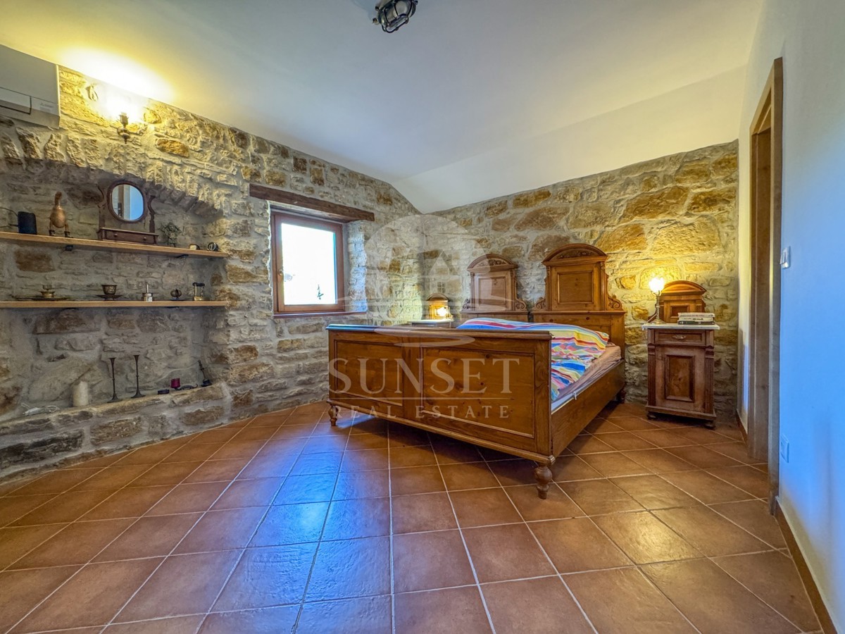 ISTRA, BUJE – KVALITETNO OBNOVLJENA TRADICIONALNA ISTRSKA HIŠA