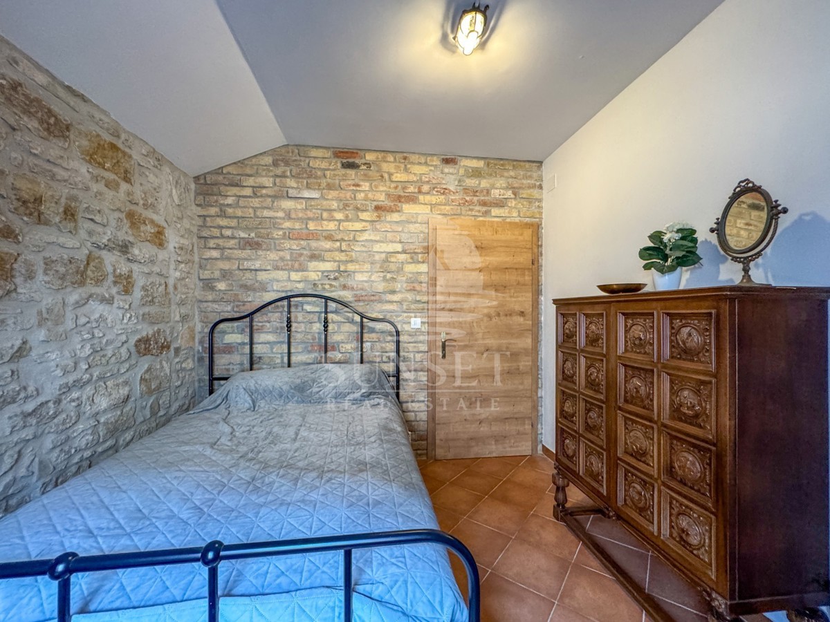 ISTRA, BUJE – KVALITETNO OBNOVLJENA TRADICIONALNA ISTRSKA HIŠA