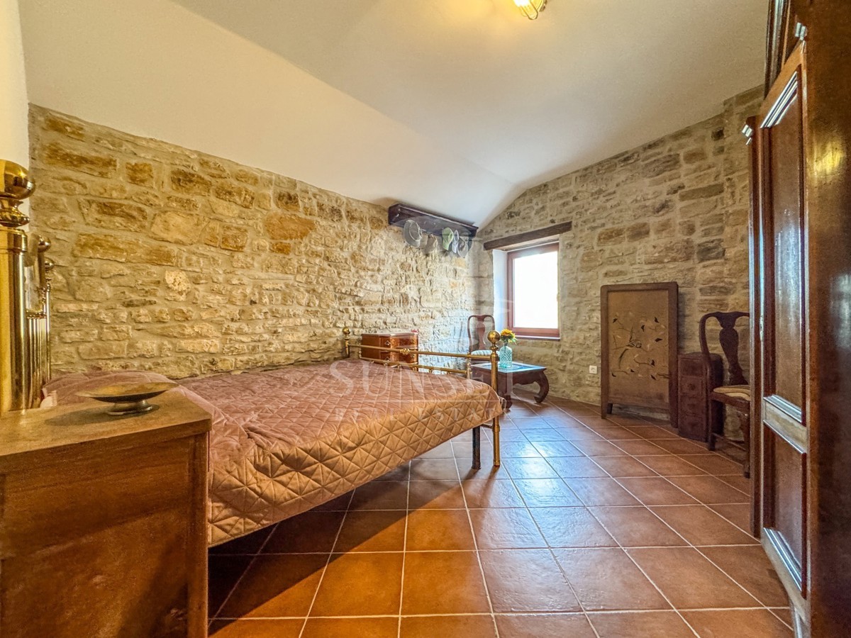 ISTRA, BUJE – KVALITETNO OBNOVLJENA TRADICIONALNA ISTRSKA HIŠA