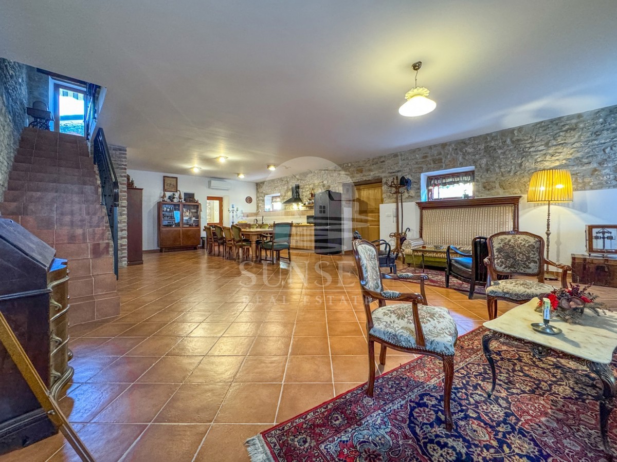 ISTRA, BUJE – KVALITETNO OBNOVLJENA TRADICIONALNA ISTRSKA HIŠA