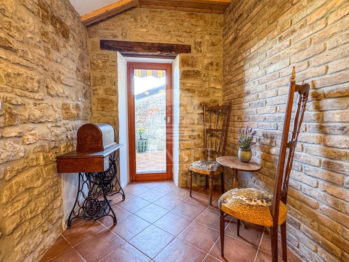 ISTRA, BUJE – KVALITETNO OBNOVLJENA TRADICIONALNA ISTRSKA HIŠA