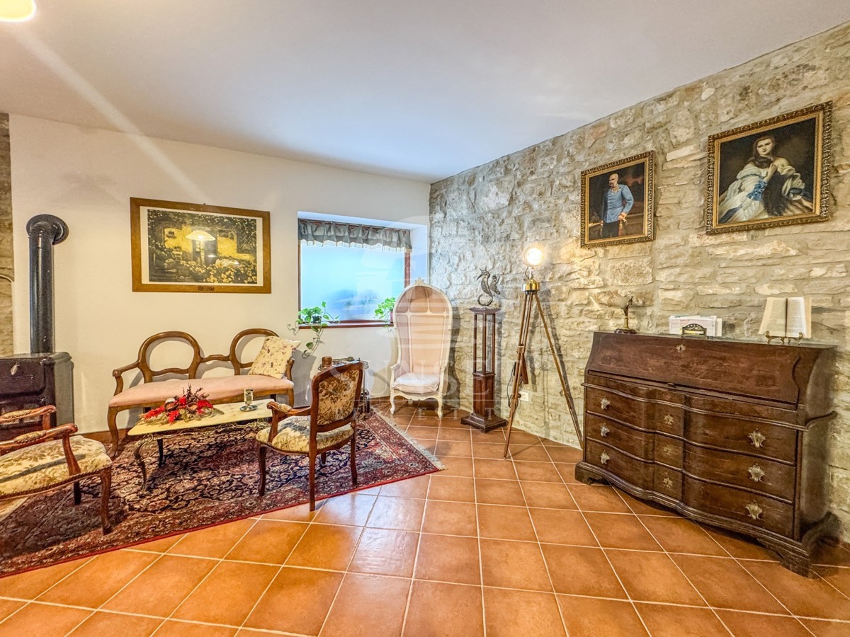 ISTRA, BUJE – KVALITETNO OBNOVLJENA TRADICIONALNA ISTRSKA HIŠA