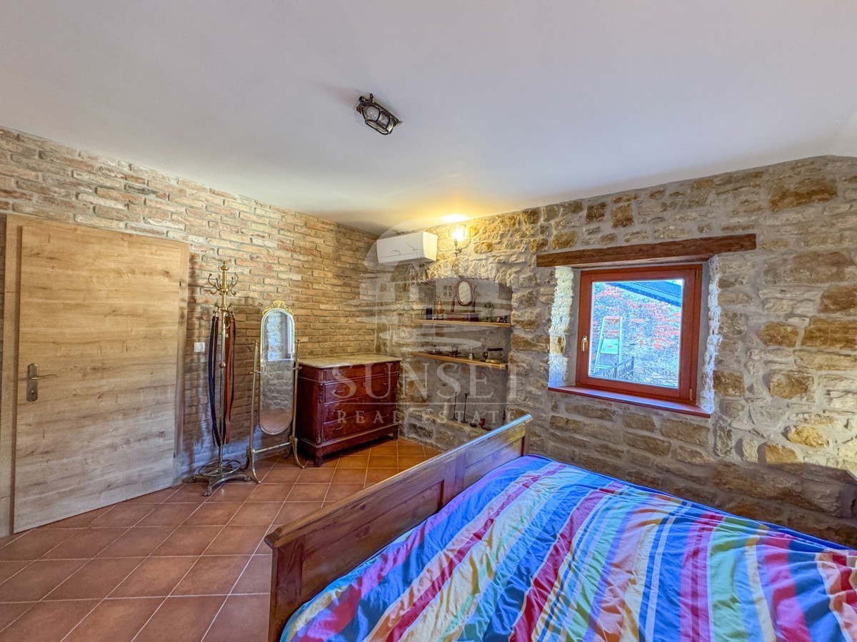 ISTRA, BUJE – KVALITETNO OBNOVLJENA TRADICIONALNA ISTRSKA HIŠA