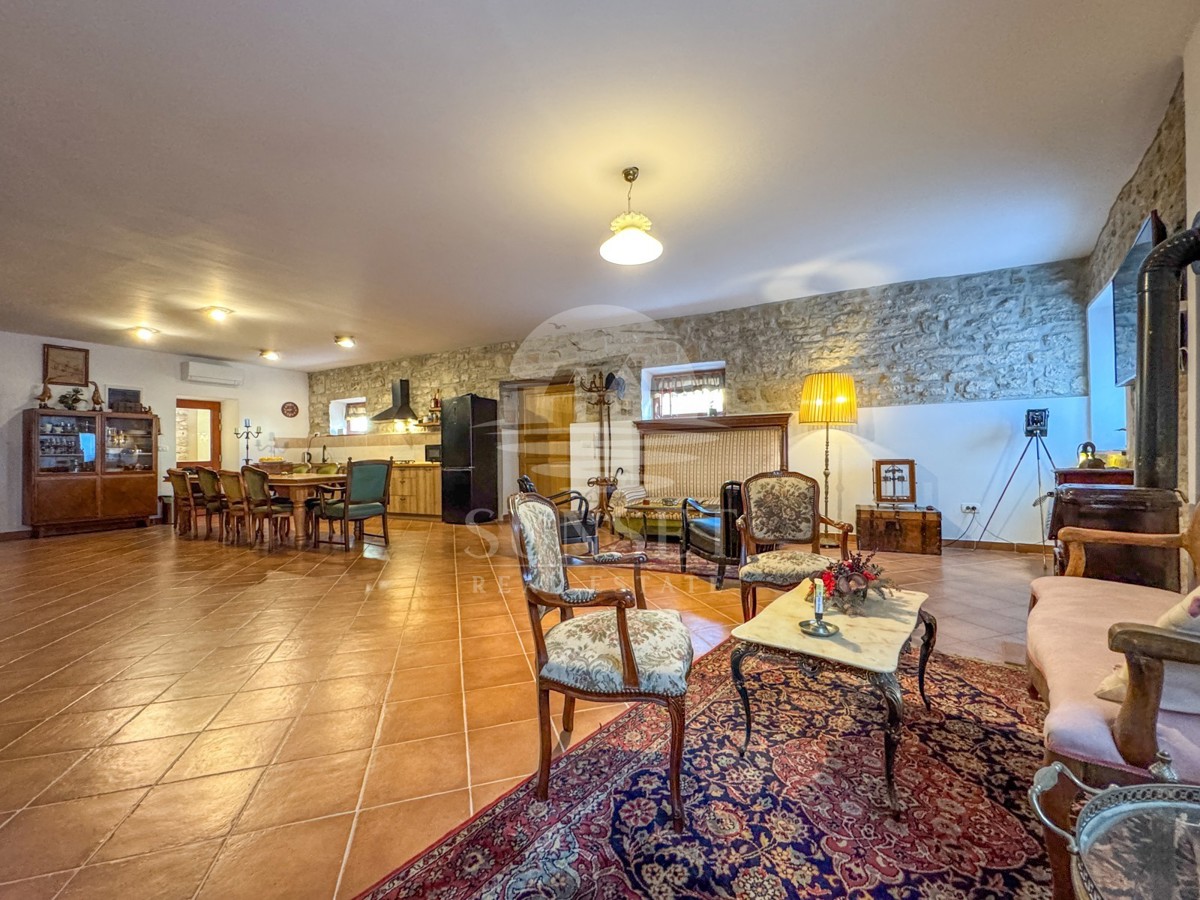 ISTRA, BUJE – KVALITETNO OBNOVLJENA TRADICIONALNA ISTRSKA HIŠA