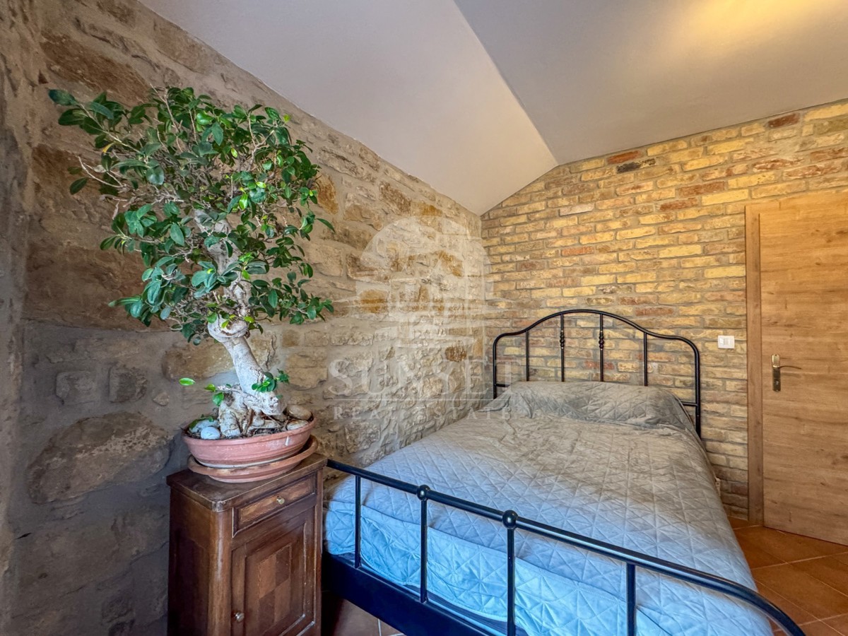 ISTRA, BUJE – KVALITETNO OBNOVLJENA TRADICIONALNA ISTRSKA HIŠA