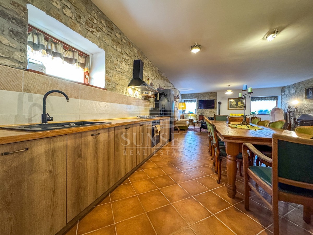 ISTRA, BUJE – KVALITETNO OBNOVLJENA TRADICIONALNA ISTRSKA HIŠA