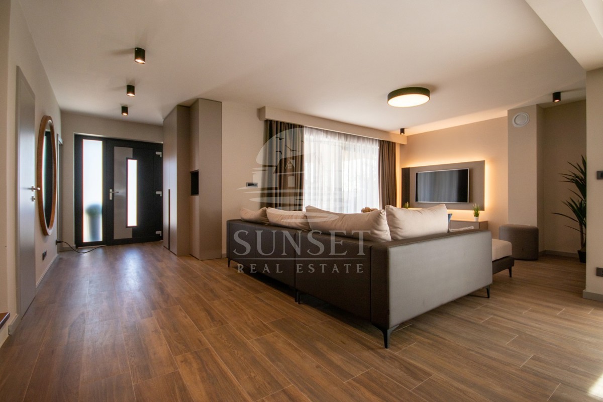 DUPLEX VILA S BAZENOM, 7 KM OD NOVIGRADA