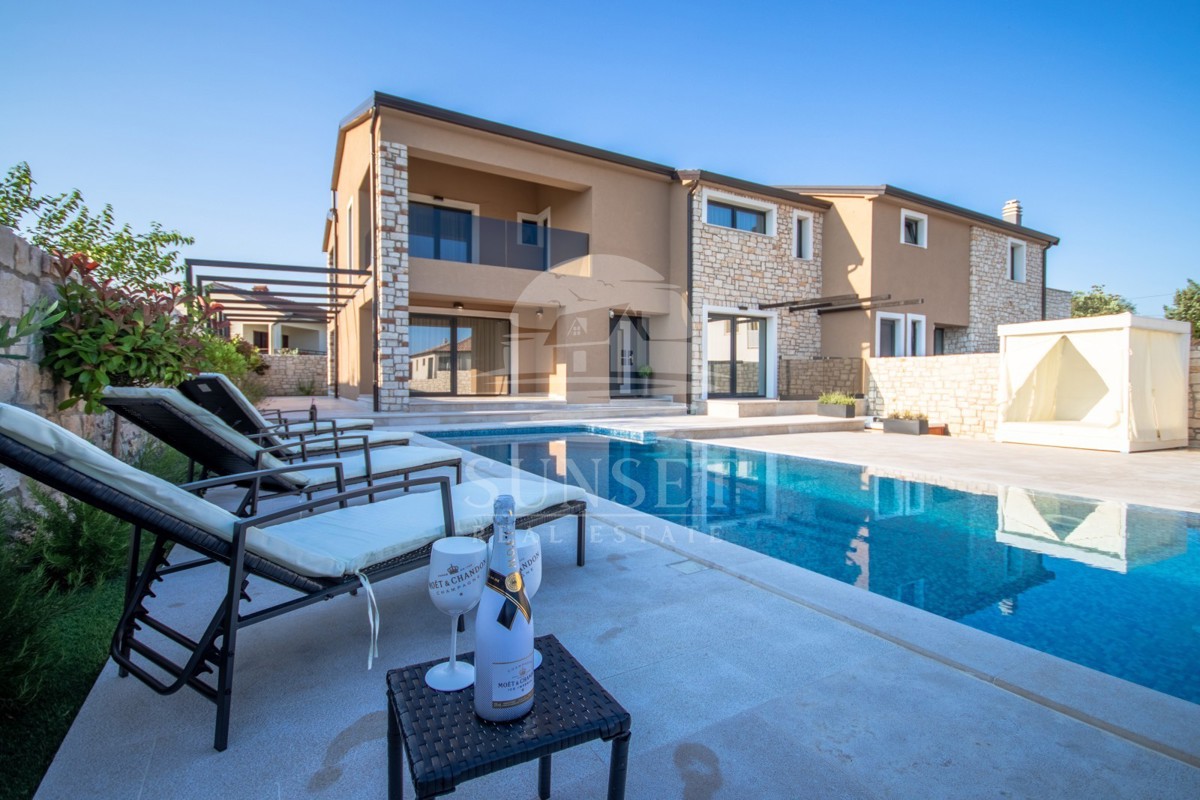 DUPLEX VILA S BAZENOM, 7 KM OD NOVIGRADA