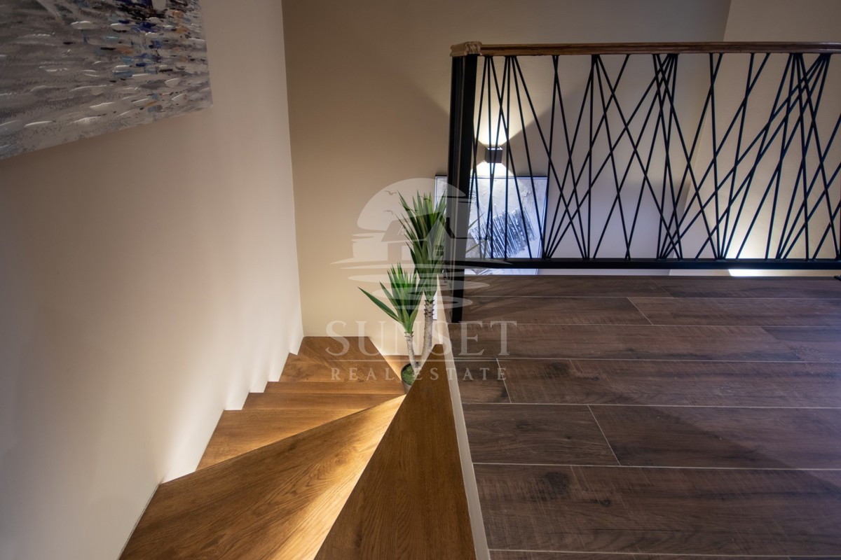 DUPLEX VILA S BAZENOM, 7 KM OD NOVIGRADA