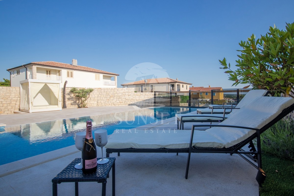 DUPLEX VILA S BAZENOM, 7 KM OD NOVIGRADA