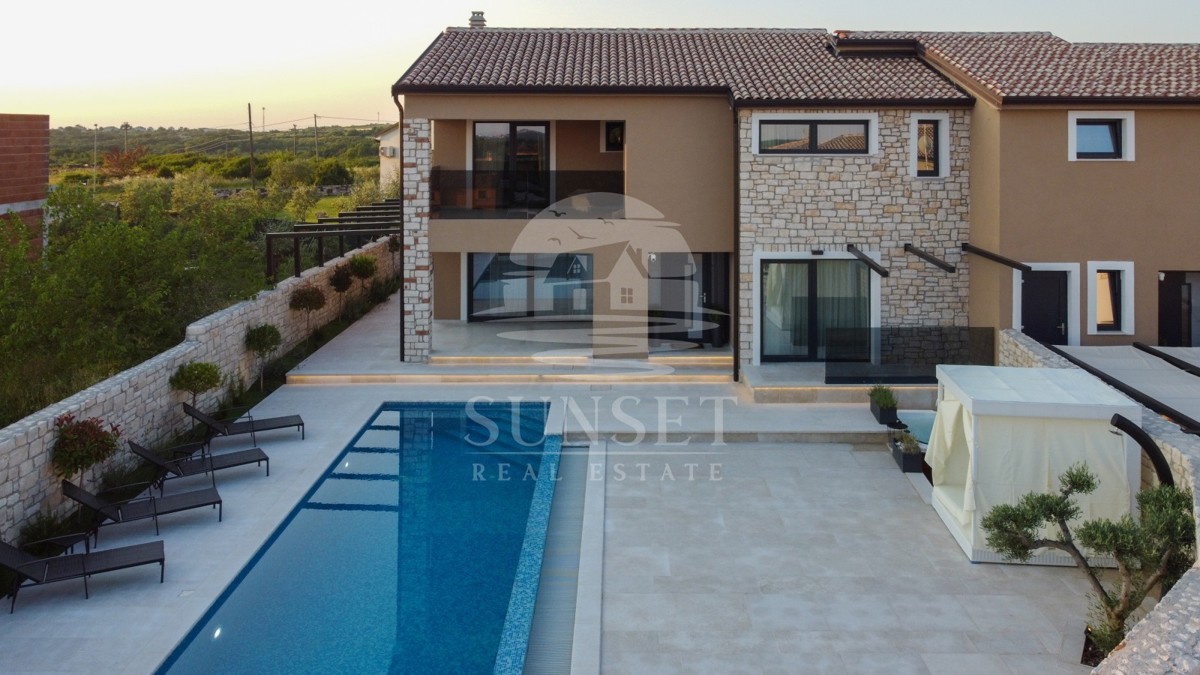 DUPLEX VILA S BAZENOM, 7 KM OD NOVIGRADA