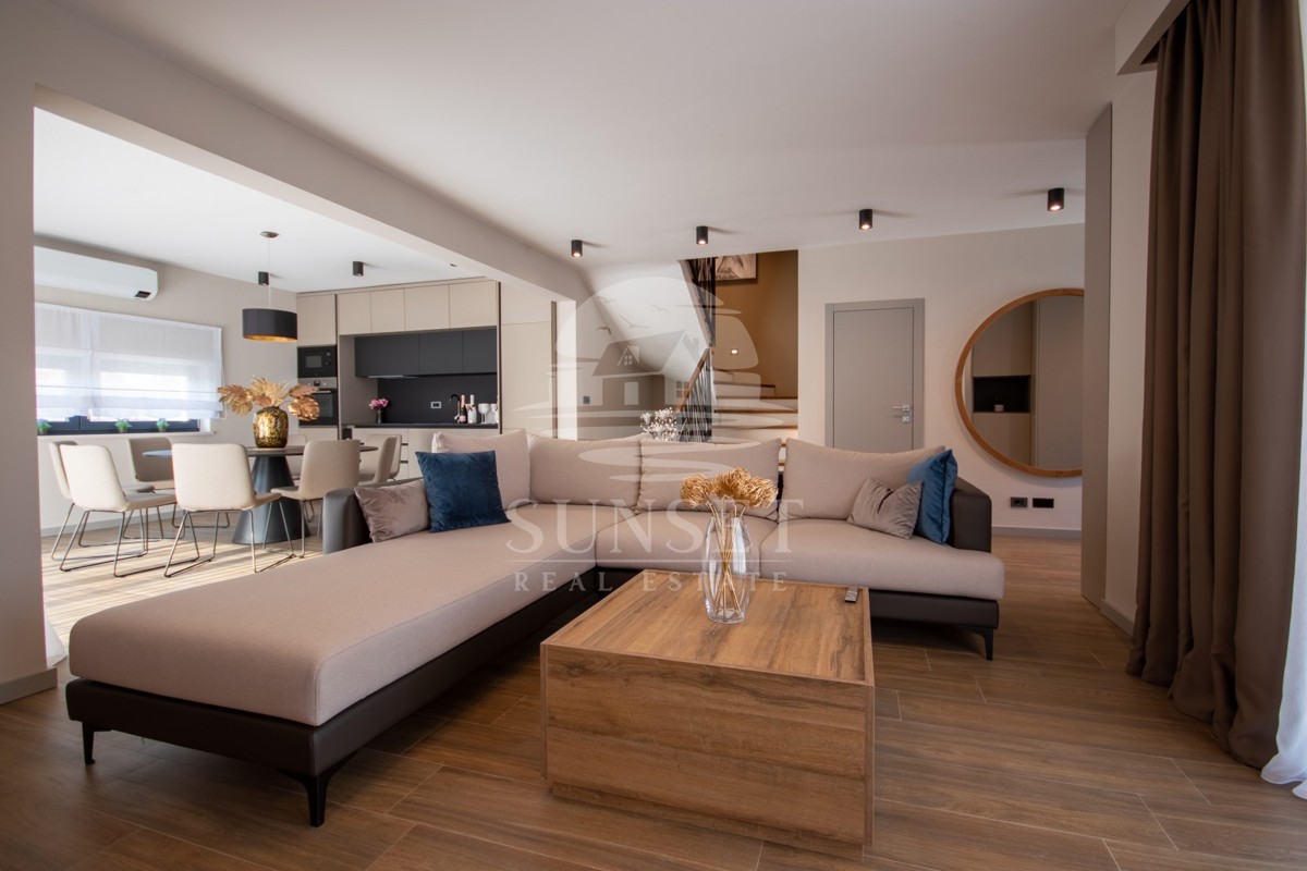 DUPLEX VILA S BAZENOM, 7 KM OD NOVIGRADA