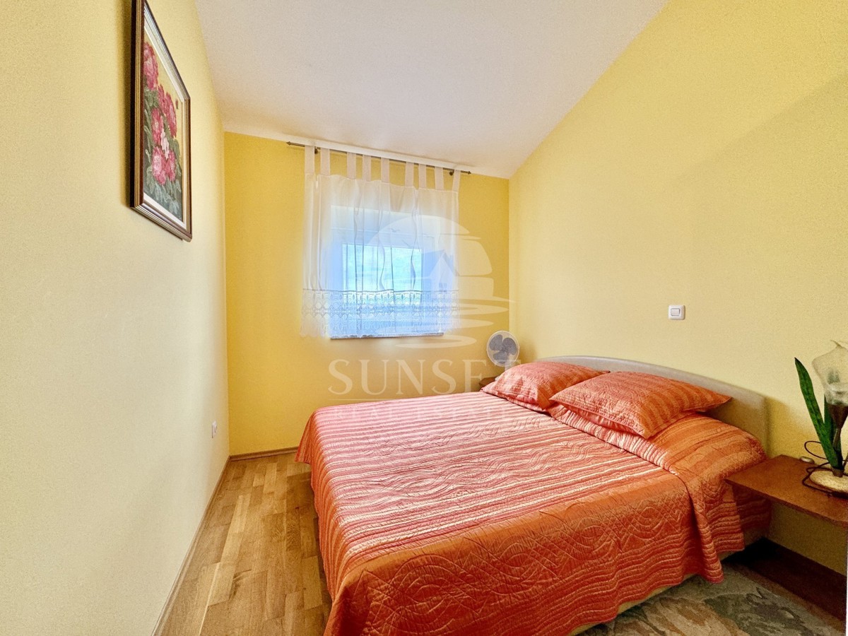NOVIGRAD - PROSTORNO TRISOBNO STANOVANJE S POGLEDOM NA MORJE