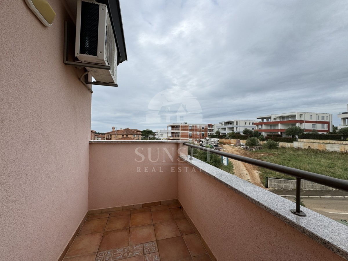 NOVIGRAD - PROSTORNO TRISOBNO STANOVANJE S POGLEDOM NA MORJE