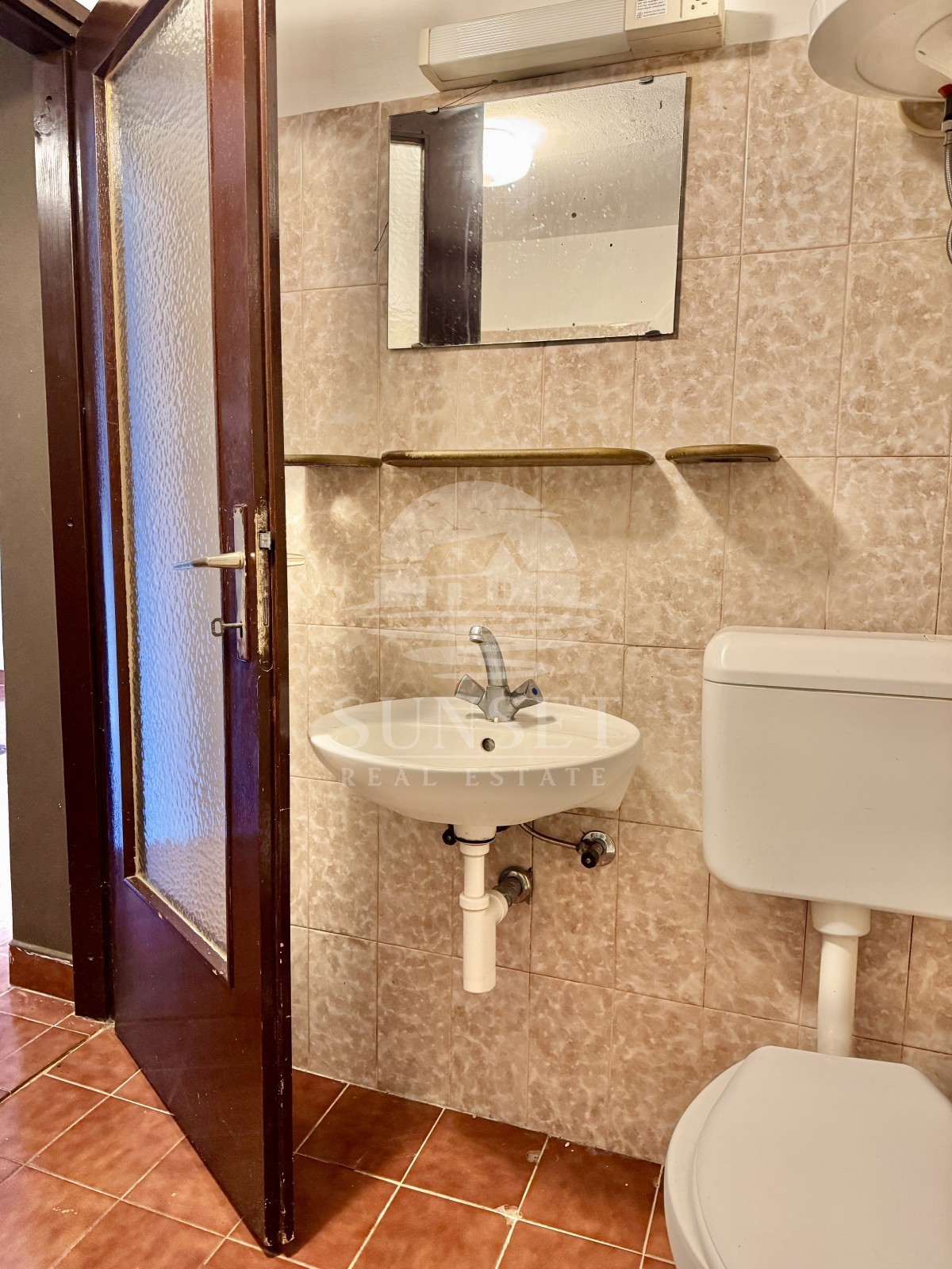 GARSONJERA V MIRNEM DELU BUJ