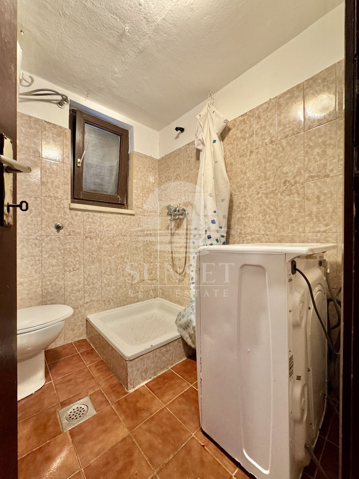 GARSONJERA V MIRNEM DELU BUJ