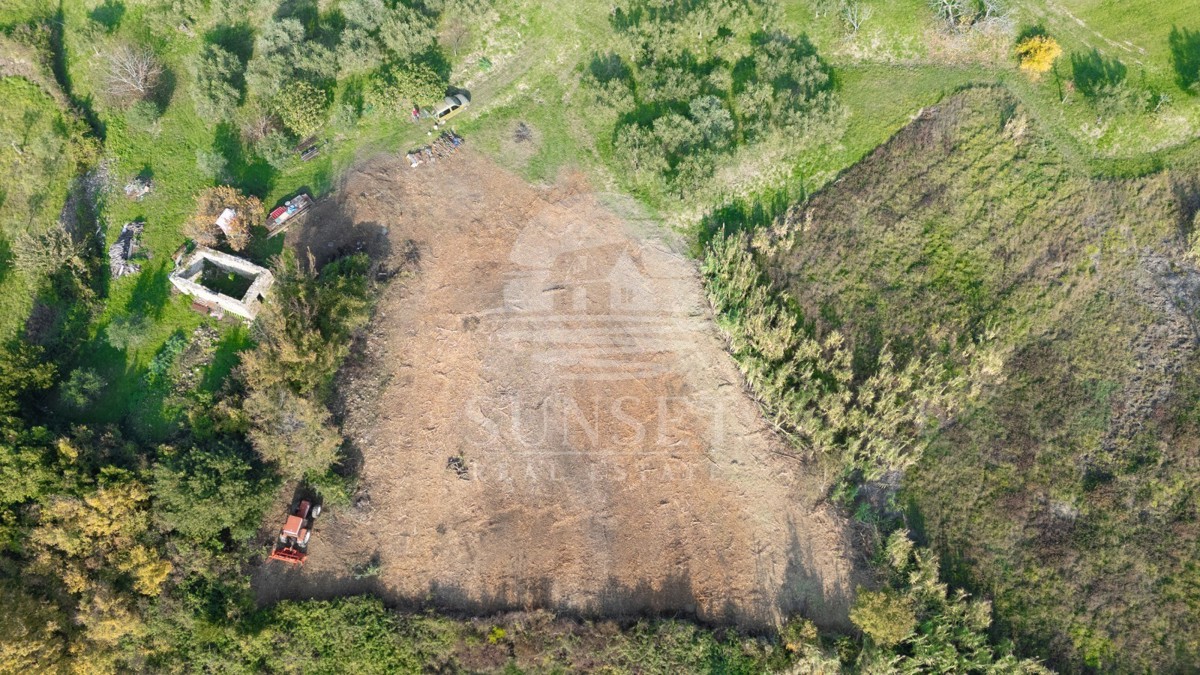 KMEČIJSKO ZEMLJIŠČE NA ROBU ZAZIDLJIVEGA OBMOČJA – 20 € NA M2