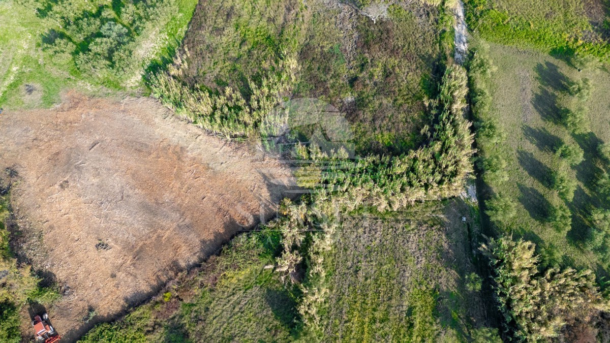 KMEČIJSKO ZEMLJIŠČE NA ROBU ZAZIDLJIVEGA OBMOČJA – 20 € NA M2