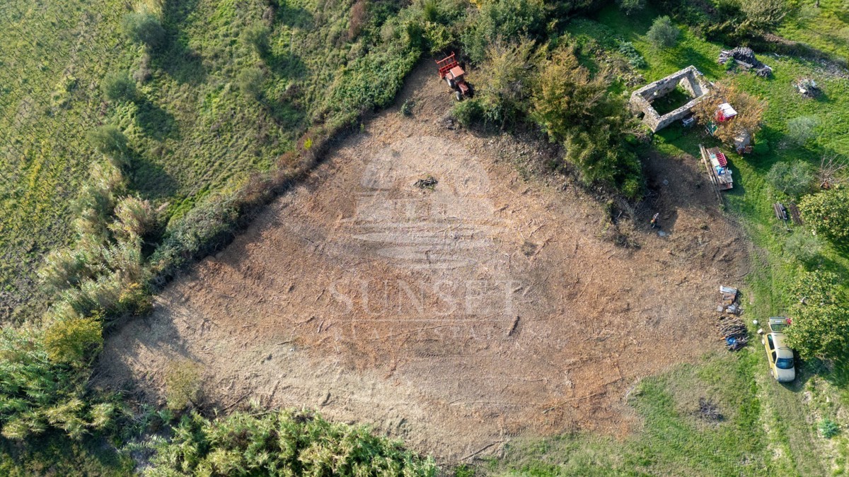 KMEČIJSKO ZEMLJIŠČE NA ROBU ZAZIDLJIVEGA OBMOČJA – 20 € NA M2