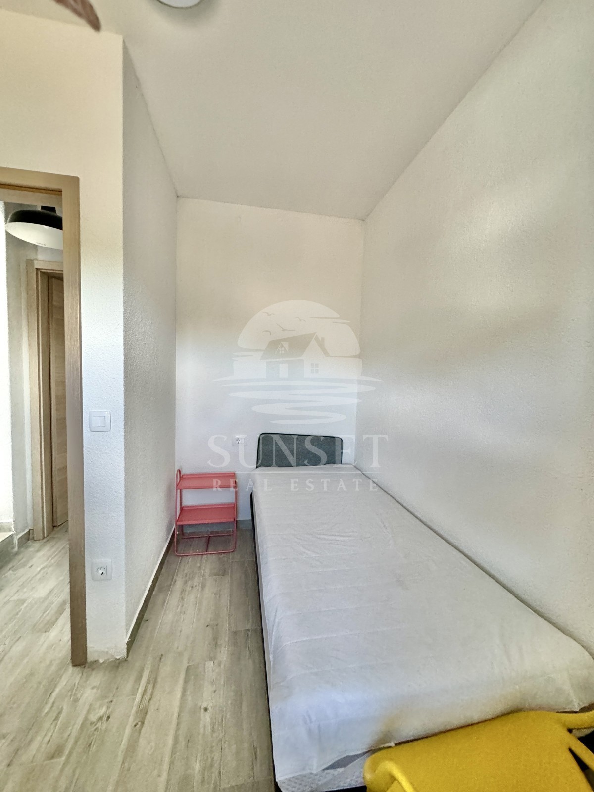 ŠARMANTNA ISTRSKA HIŠA Z DVEMA LOČENIMA BIVALNIMA ENOTAMA IN DVORIŠČEM