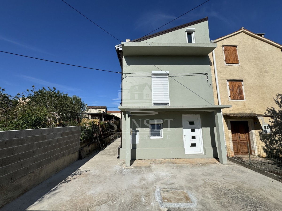 ŠARMANTNA ISTRSKA HIŠA Z DVEMA LOČENIMA BIVALNIMA ENOTAMA IN DVORIŠČEM