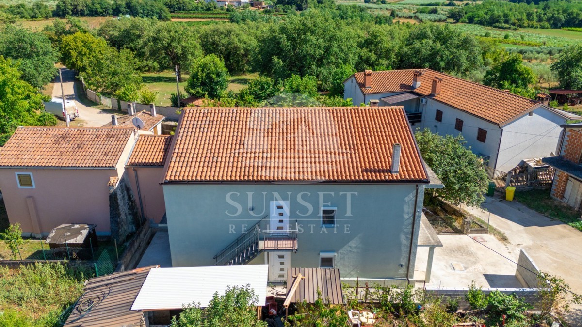 ŠARMANTNA ISTRSKA HIŠA Z DVEMA LOČENIMA BIVALNIMA ENOTAMA IN DVORIŠČEM