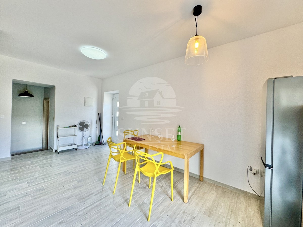 ŠARMANTNA ISTRSKA HIŠA Z DVEMA LOČENIMA BIVALNIMA ENOTAMA IN DVORIŠČEM