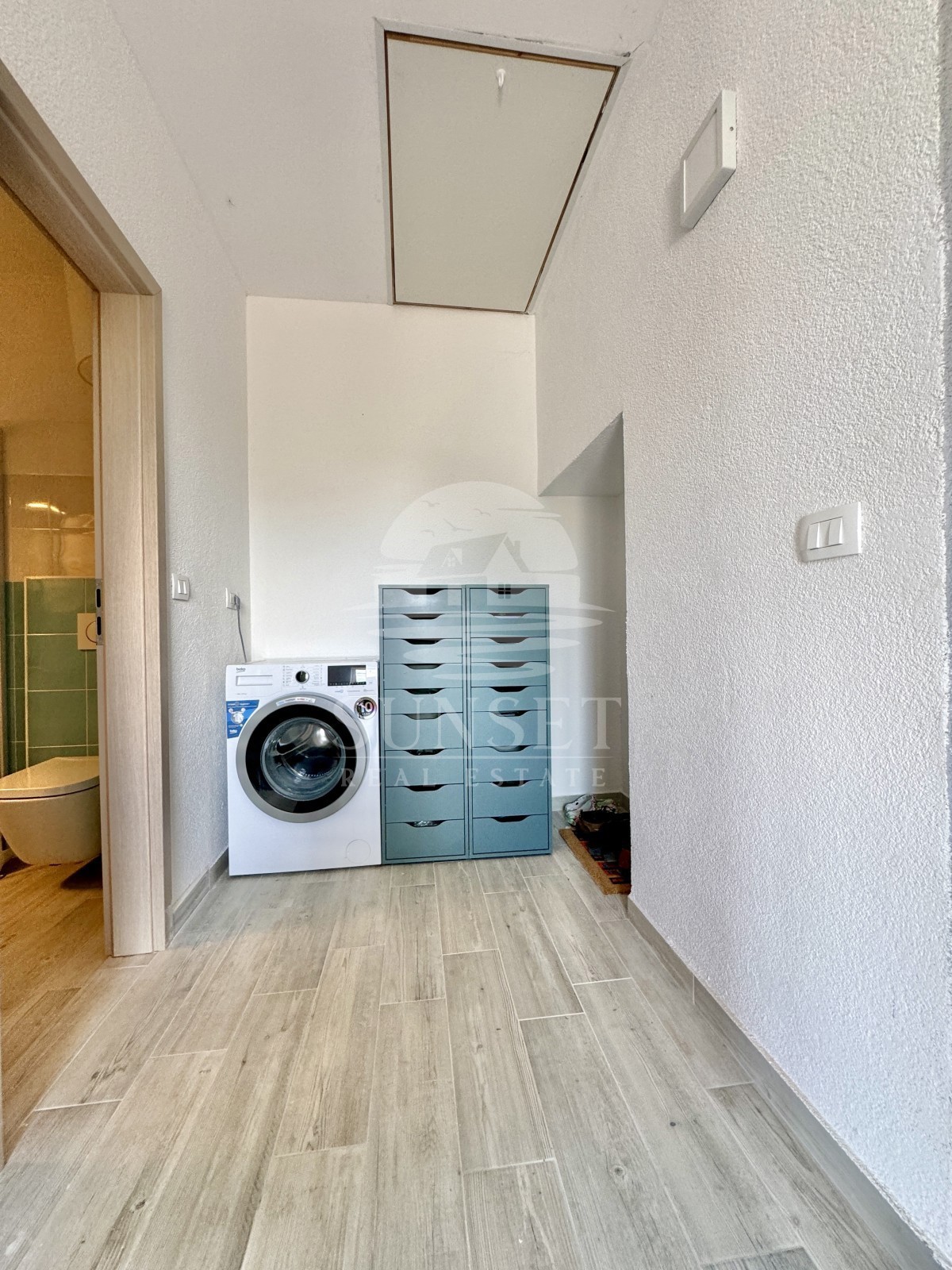 ŠARMANTNA ISTRSKA HIŠA Z DVEMA LOČENIMA BIVALNIMA ENOTAMA IN DVORIŠČEM