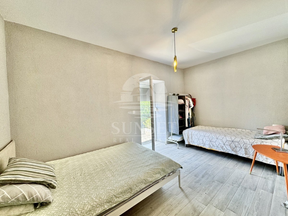 ŠARMANTNA ISTRSKA HIŠA Z DVEMA LOČENIMA BIVALNIMA ENOTAMA IN DVORIŠČEM