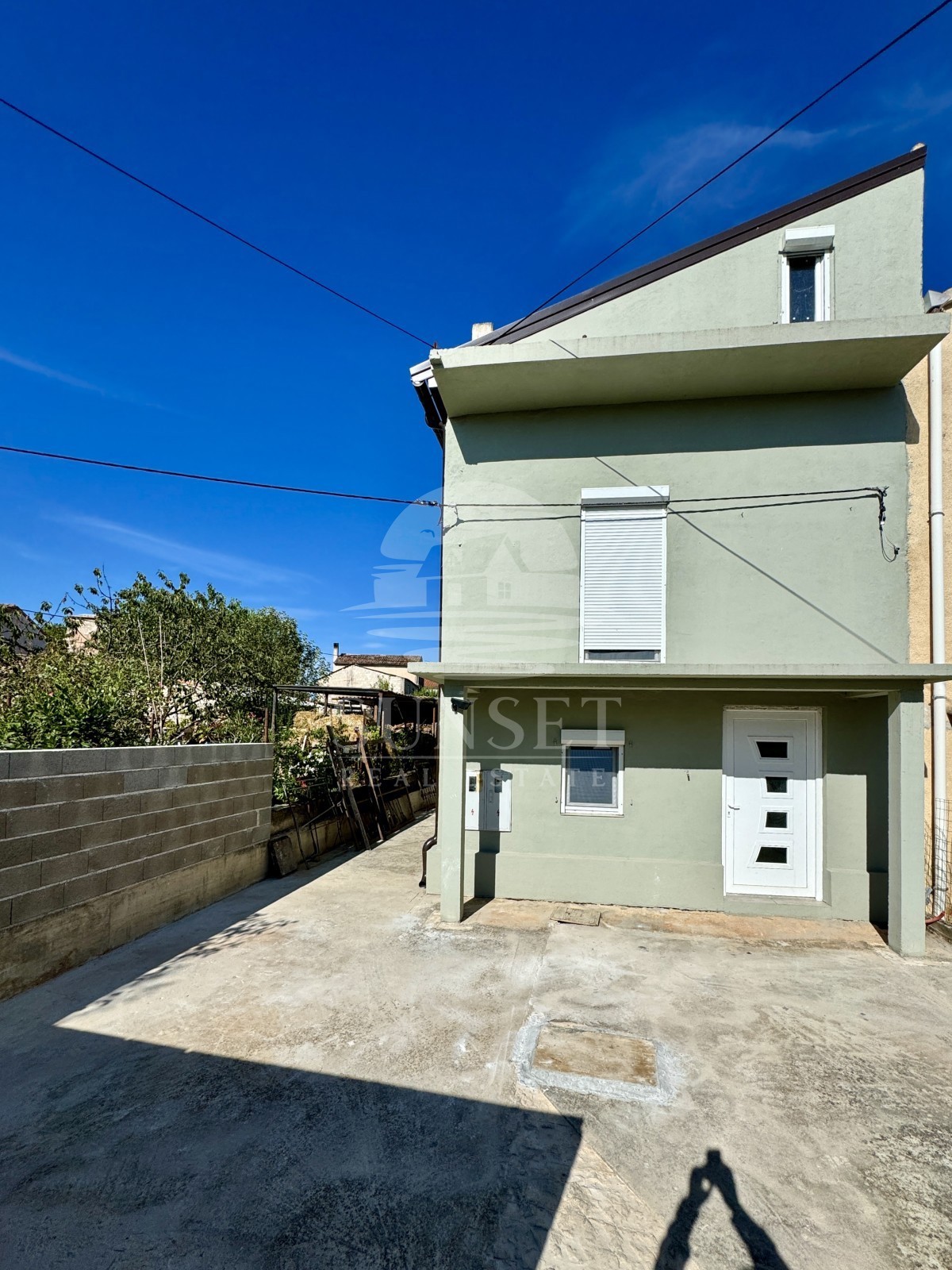 ŠARMANTNA ISTRSKA HIŠA Z DVEMA LOČENIMA BIVALNIMA ENOTAMA IN DVORIŠČEM