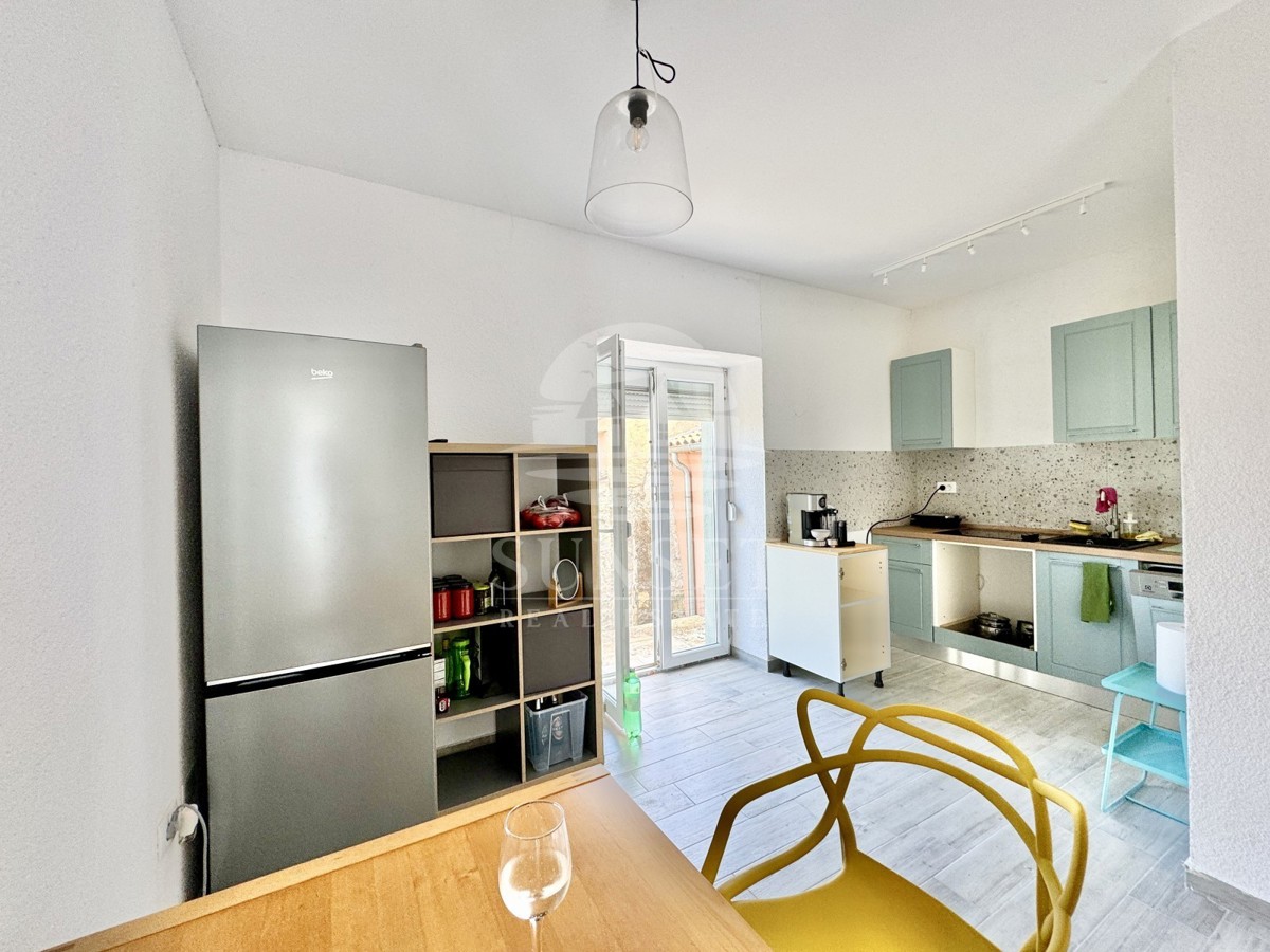 ŠARMANTNA ISTRSKA HIŠA Z DVEMA LOČENIMA BIVALNIMA ENOTAMA IN DVORIŠČEM